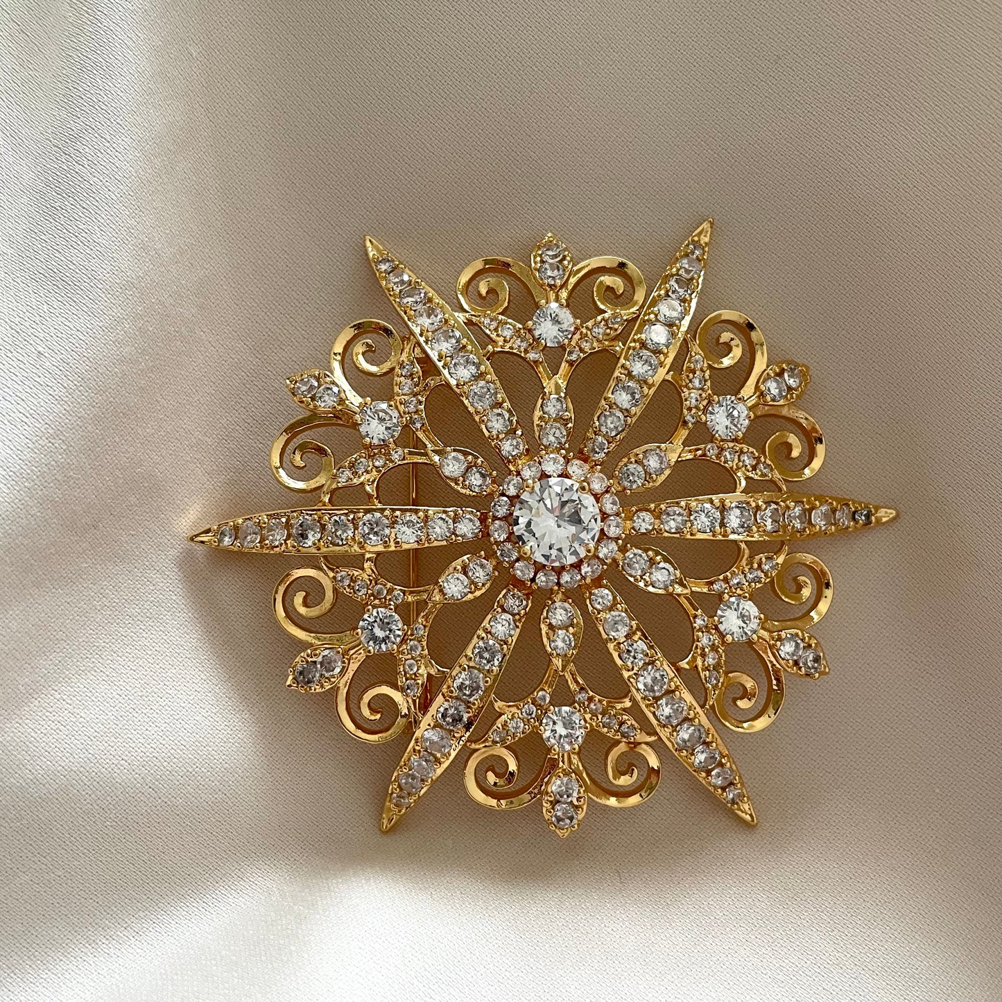 B03 : Gold Brooch