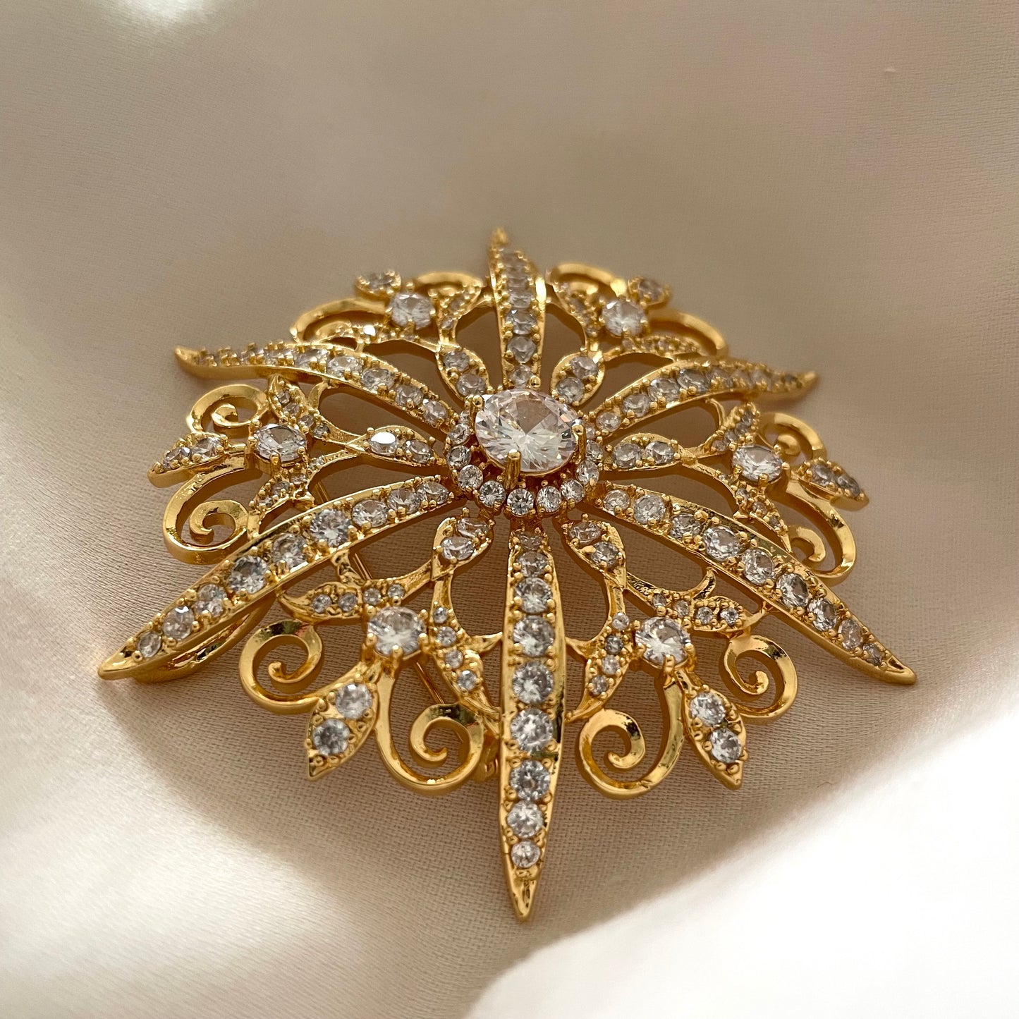 B03 : Gold Brooch