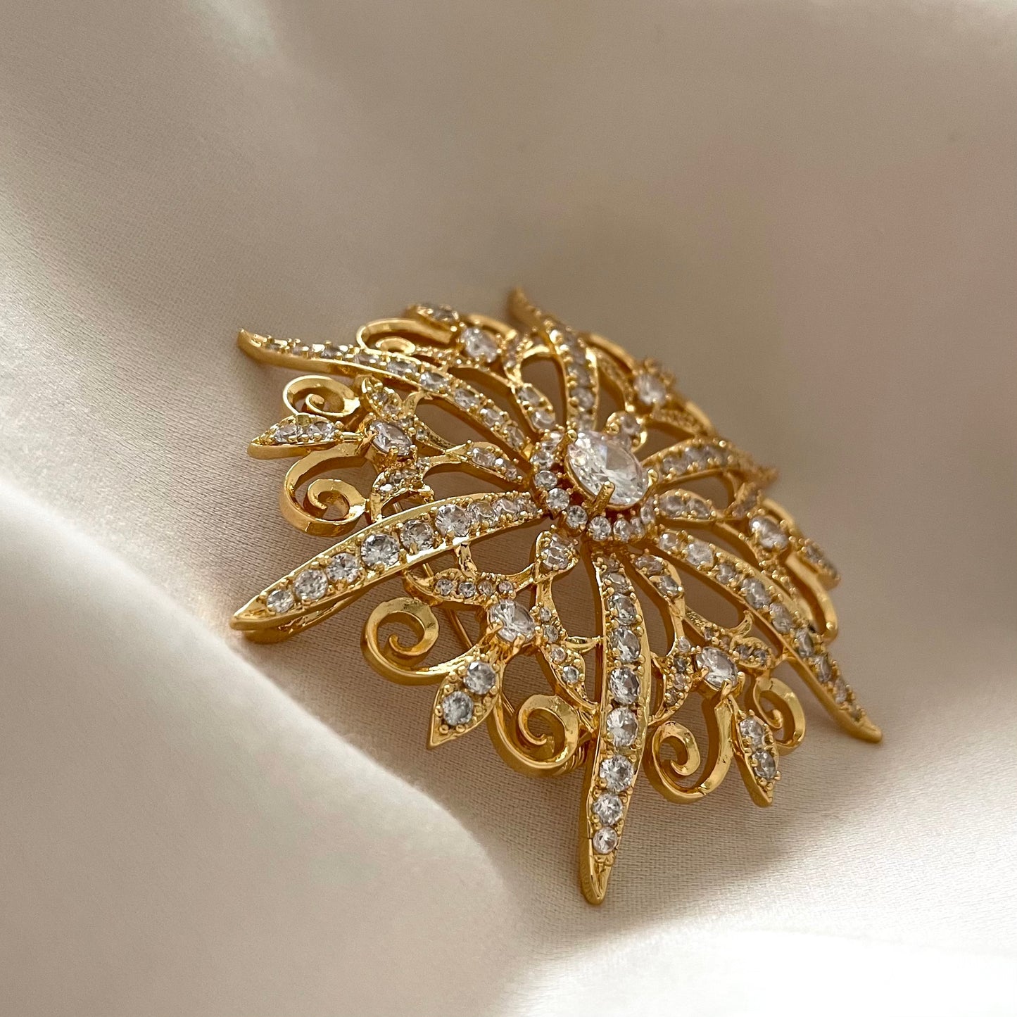 B03 : Gold Brooch