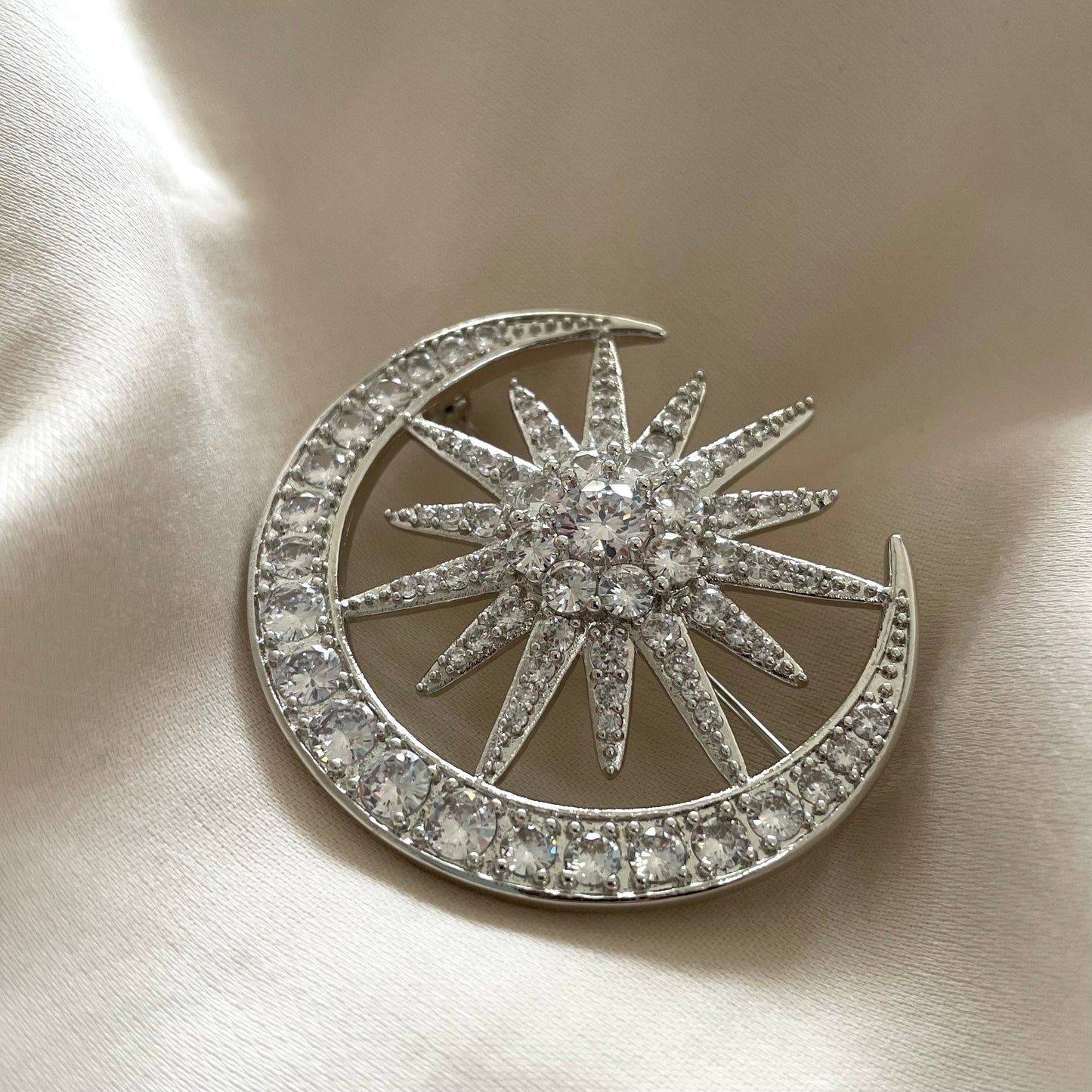 B05 : Silver Brooch