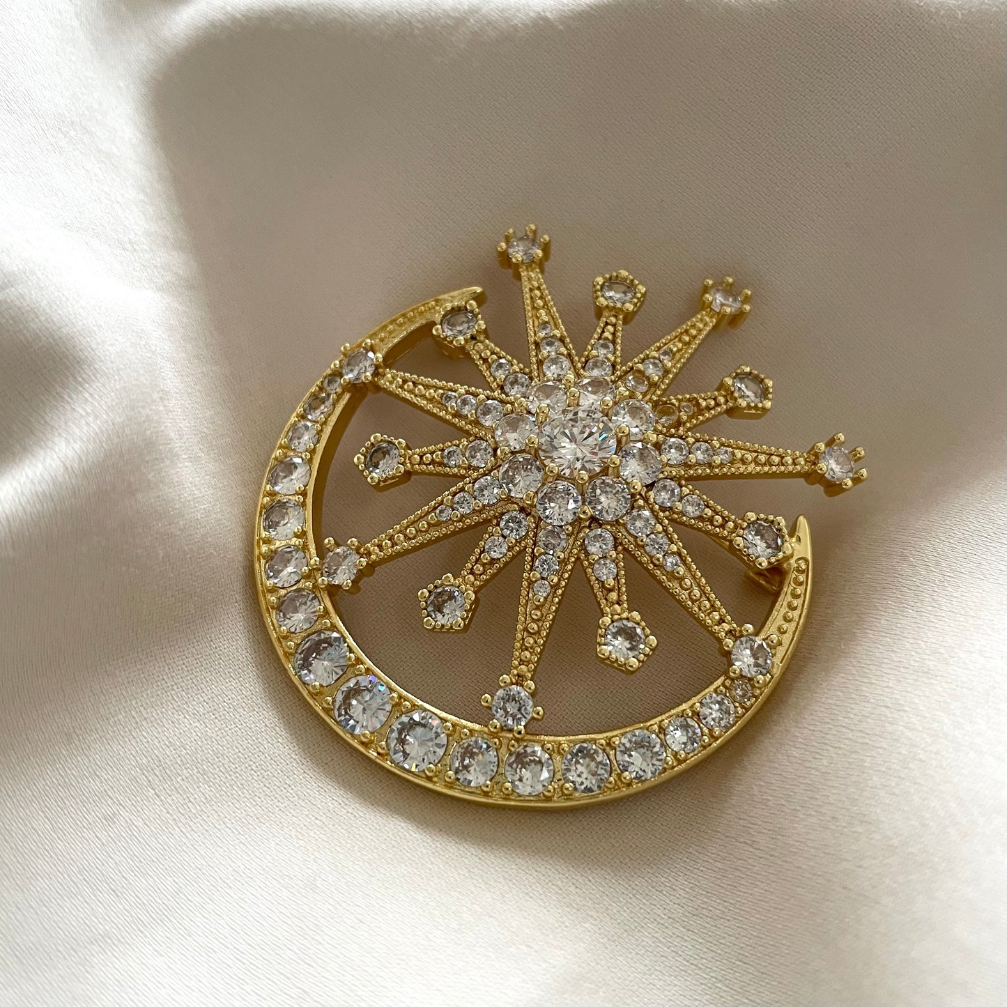 B06 : Gold Brooch