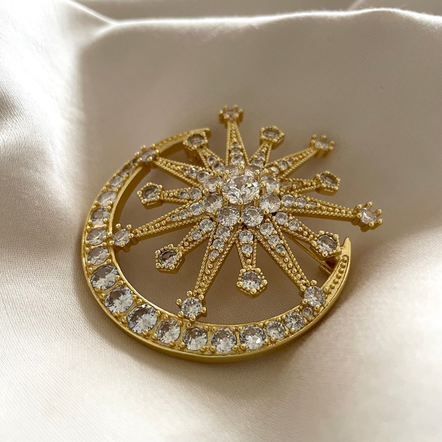 B06 : Gold Brooch