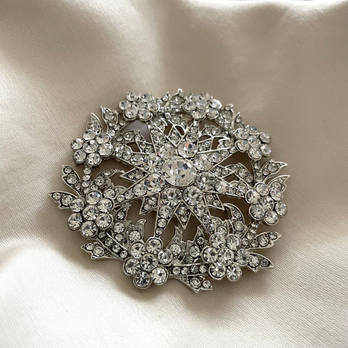 B07 : Silver Brooch