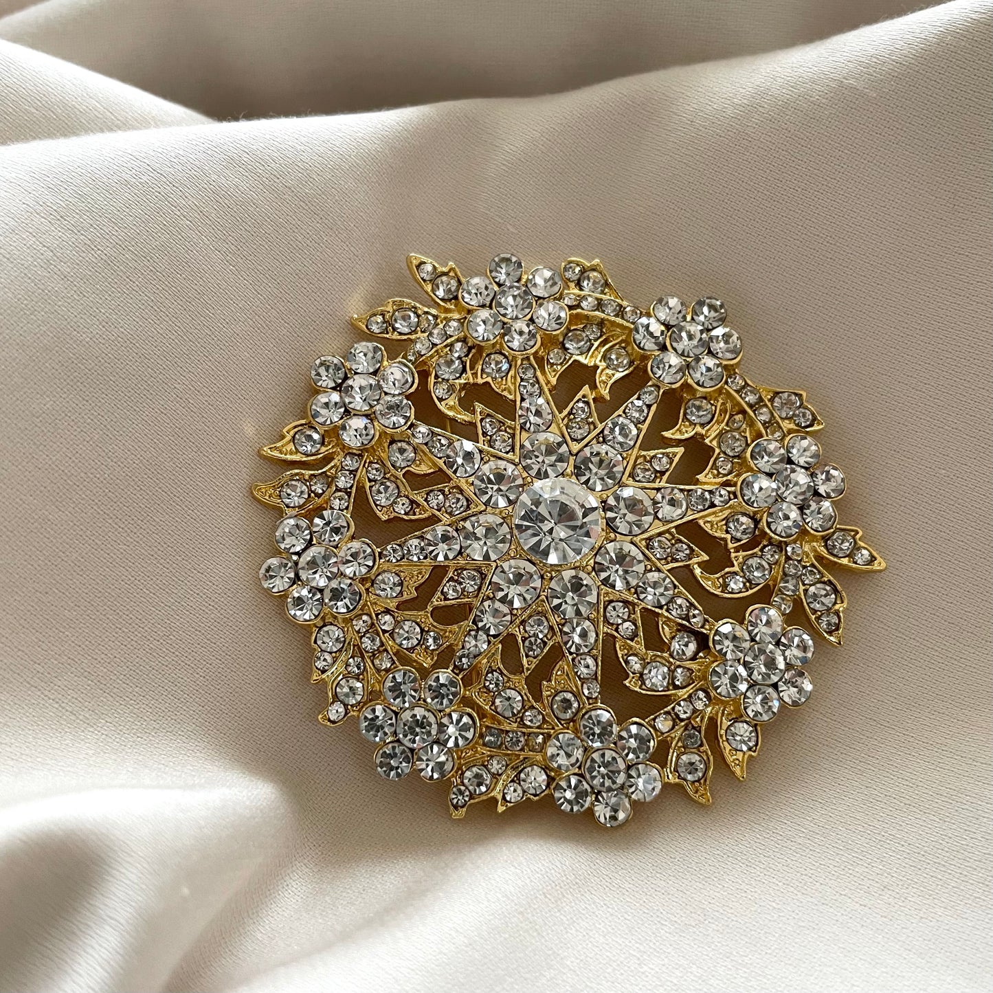 B08 : Gold Brooch