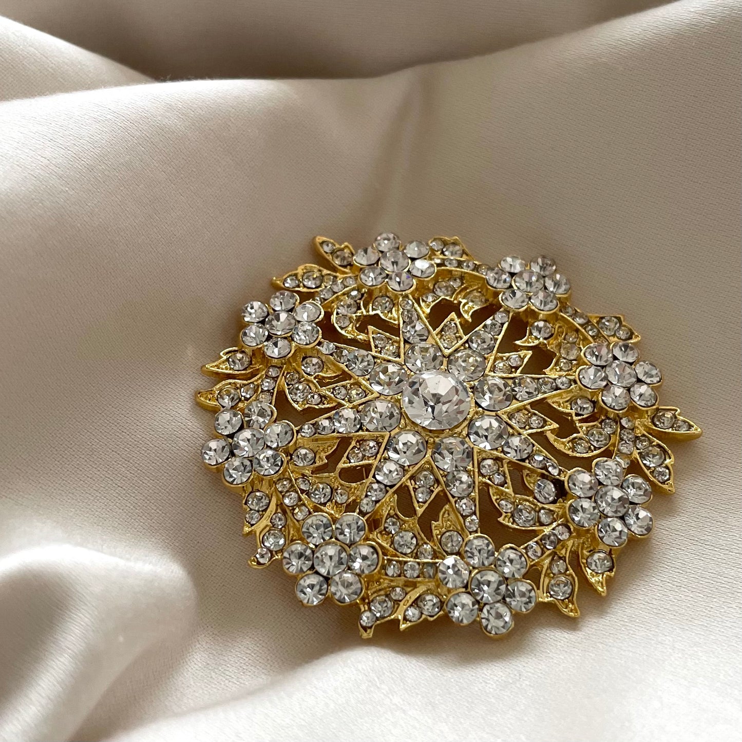 B08 : Gold Brooch